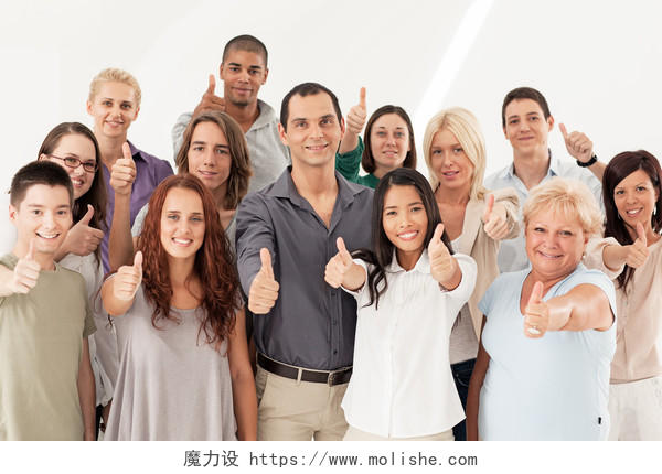 一个大集团的不同显示的拇指在一起加油点赞开心幸福团队点赞手势